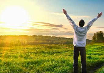 "Bajo este sol existe una verdadera felicidad ofrecida por Dios para Sus hijos. Una felicidad que si es completa, pero que no se puede medir con medidas humanas porque es superior y se experimenta en el alma." (Pastor Efraím Valverde Sr.)