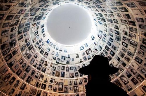 "El dolor tormentoso de la mujer (la raza Judía), tuvo su cumplimiento en el siglo de "la última generación" o sea, el presente siglo XX, con la horripilante masacre conocida actualmente como EL HOLOCAUSTO"~ Pastor Efraím Valverde Sr. (foto: Museo Yad Vashem, Jerusalem)