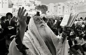 Judío clamando en el Muro de los lamentos, Israel